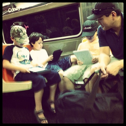 Kids_with_tablets